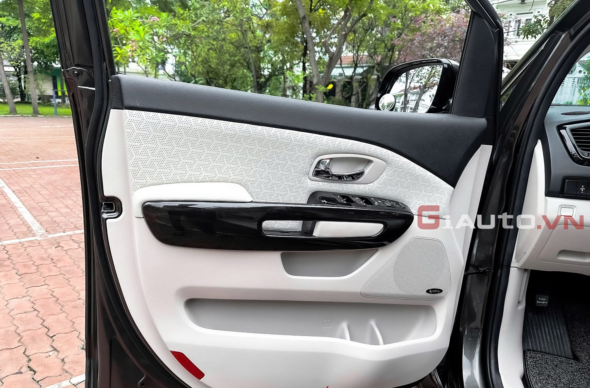 Nâng cấp và bọc ghế da cho xe KIA Sedona với loại da Nappa cao cấp