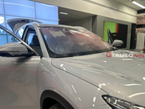Dán phim cách nhiệt cho xe Geely EX5 là điều không thể bỏ qua khi bạn đang sử dụng dòng xế hộp này, với nhiệt độ thời tiết đang càng ngày càng nóng lên ở thời điểm hiện nay, về việc chọn phụ kiện đầu tiên không thể không bỏ qua đó là dán phim cách nhiệt cho Geely EX5 giúp bạn tránh nắng nóng và phim cách nhiệt còn giúp bảo vệ sức khỏe của bạn và người ngồi trong xe cùng bạn. Tác hại của việc không dán phim cách nhiệt cho xe Geely EX5 Cản trở cho quá trình điều khiển xe: Ánh sáng mặt trời chiếu vào kính xe khiến cho nhiệt độ xe nóng lên khoảng 3 đến 5 độ C so với bên ngoài. Chưa kể là xế yêu phải hoạt động với công suất cao hơn bình thường khi trời nắng. Điều hòa lúc này sẽ là thiết bị làm hao nhiên liệu nhất vì phải hoạt động với tần suất cao hơn bình thường để làm mát. Do vậy, nhiên liệu tiêu hao sẽ tăng lên đột biến khi không dán phim cách nhiệt ô tô. Gây hại cho sức khỏe của người ngồi trong xe: Tia hồng ngoại, tia UV từ mặt trời chiếu xuống sẽ xuyên qua tấm kính chiếu vào trực tiếp bên trong xe. Những tia này có nhiều tác hại cho sức khỏe con người, gây nên các bệnh về da. Giảm tuổi thọ nội thất xe: Nội thất của xe hơi cũng giống như nội thất của một ngôi nhà, khi nó được bảo vệ thì sẽ bền bỉ, không phai màu. Khi không dán phim cách nhiệt cho xe ô tô, nội thất xe sẽ bị phai màu, bong tróc và xuống cấp nhanh hơn. Mất tính riêng tư thẩm mỹ: Dán phim cách nhiệt cho xe ô tô giúp giảm độ chói mắt, giảm tia UV và tia hồng ngoại từ ánh sáng mặt trời, giảm tiếng ồn và giảm nhiệt độ trong xe. Ngoài ra, phim cách nhiệt còn giúp bảo vệ sự riêng tư của bạn khi lái xe. Những lợi ích khi dán phim cách nhiệt cho xe Geely EX5 Dán phim cách nhiệt cho xe Geely EX5 bạn sẽ có những chuyến đi thoải mái hơn như: Chống tia UV tia cực tím giúp bảo vệ sức khỏe bạn và gia đình, không bị lão hóa da, giữ nội thất không bay màu theo thời gian Chống nóng với thời tiết hiện tại có độ nóng dần cao lên giúp bạn lái xe và người ngoài phía sau xe không gây ra mệt mỏi. Chống chói lóa do mặt trời và đèn pha xe ngược chiều chiếu vào và bảo vệ bạn lái xe an toàn hơn Để lựa chọn dán phim cách nhiệt cho xe Geely EX5 có những dòng phim cách nhiệt sau đây : Những hình ảnh dán phim cách nhiệt cho xe Geely EX5 tại G1auto.vn